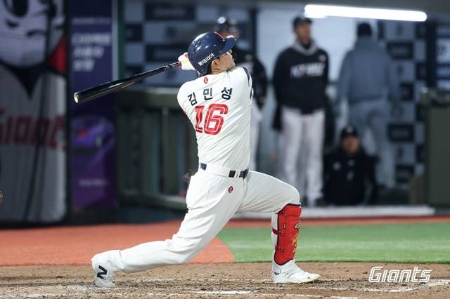 8일 KT전에서 김민성이 홈런을 치고있다. 사진=롯데 제공