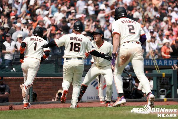 데버스는 스리런 홈런을 때렸다. 사진(美 샌프란시스코)=ⓒAFPBBNews = News1