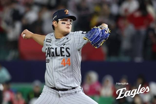 8일 인천 SSG전에서 공을 뿌리고 있는 김서현. 사진=한화 제공