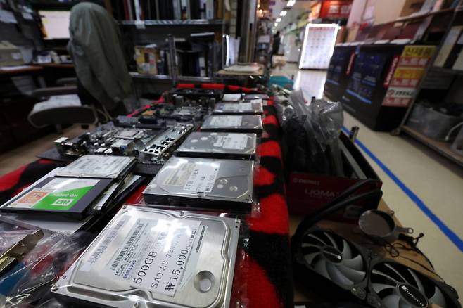 지난 6일 오후 서울 용산구 선인상가 컴퓨터매장에 하드디스크 등 저장장치가 진열돼 있다.  /사진=뉴시스