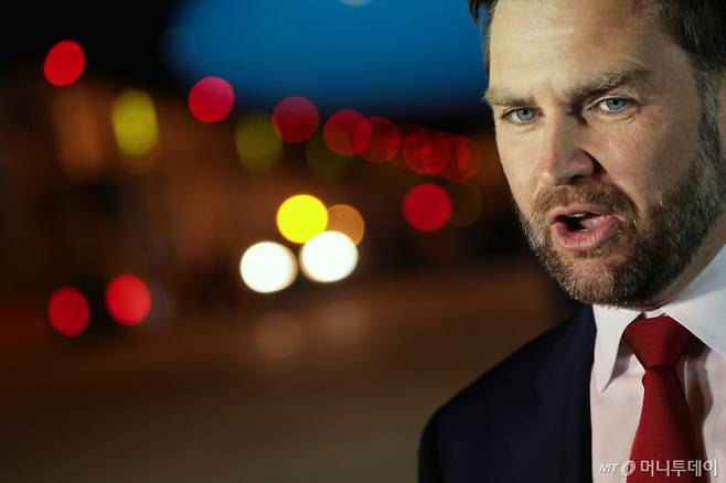 [부다페스트=AP/뉴시스] JD 밴스 미국 부통령이 8일(현지 시간) 헝가리 부다페스트의 페렌츠 리스트 국제공항에서 미국으로 돌아가는 전용기에 탑승하기 전 취재진에게 발언하고 있다. 밴스 부통령은 "미국과 이스라엘은 레바논이 휴전 협정에 포함될 것이라고 말한 적 없다”라며 "이란이 레바논 문제를 이유로 합의에서 이탈한다면 그것은 이란의 선택"이라고 압박했다. 2026.04.09. /사진=민경찬