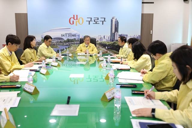장인홍 구로구청장(가운데)이 지난 3월 31일 구청 르네상스홀에서 열린 ‘비상경제대책 전담 조직(TF) 회의’에서 부서별 대응 상황을 점검하고 있다. 구로구청 제공