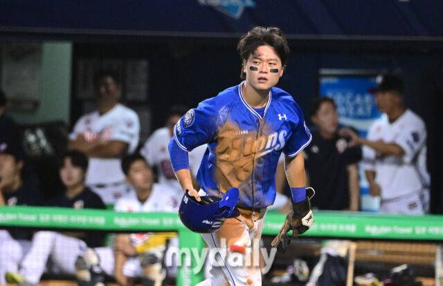 2025년 8월 27일 오후 서울 잠실구장에서 열린 '2025 신한 SOL뱅크 KBO 리그' 삼성 라이온즈와 두산 베어스의 경기. 삼성 3루 주자 박승규가 3회초 1사 3루서 구자욱의 좌익수 플라이 때 홈을 밟고 기뻐하고 있다./마이데일리