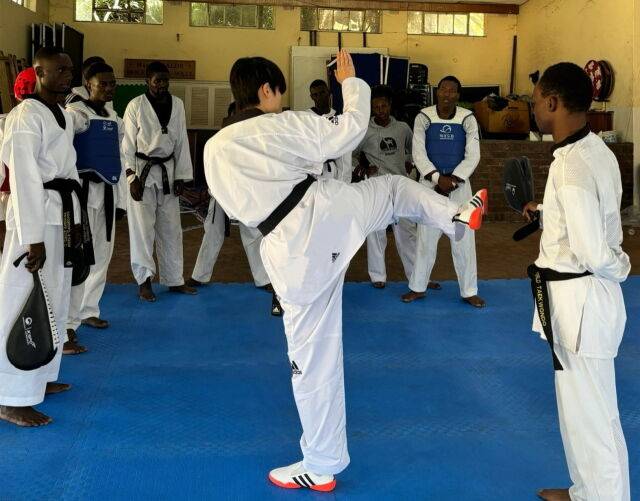 태권도봉사단(원)이 조지아에서 태권도를 지도하고 있다. /태권도진흥재단 제공