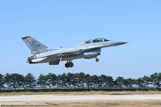 공군 제38전투비행전대 소속 KF-16 전투기가 임무를 위해 이륙하는 모습. [공군 제공]