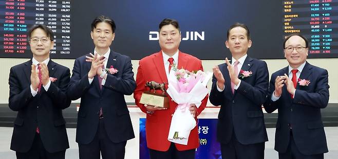 지난해 3월 대진첨단소재 상장을 기념해 유성준 대진첨단소재 대표이사(가운데) 등 관계자들이 기념 촬영을 하고 있다.