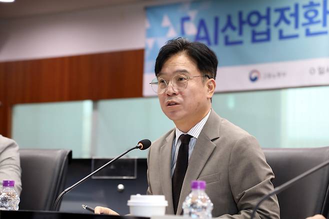 김영훈 고용노동부 장관이 12일  서울 포스트타워에서 ‘인공지능(AI) 산업전환과 일자리’ 포럼 출범식에서 발언하고 있다. [고용노동부 제공]