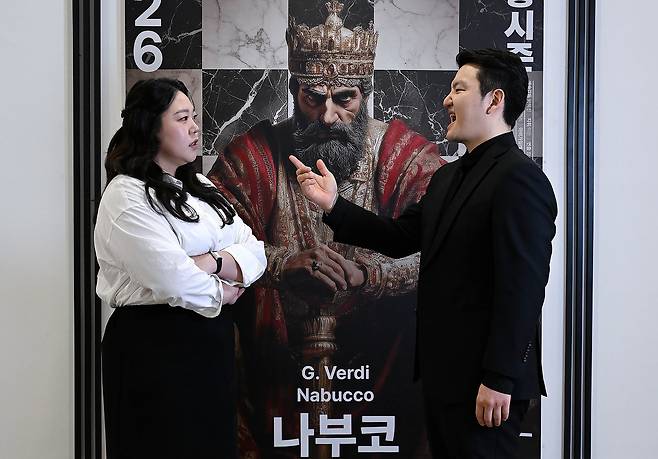 오페라 ‘나부코’ 에 출연하는 바리톤 최인식, 소프라노 최지은이 19일 오후 서울 종로구 세종문화회관에서 헤럴드경제와의 인터뷰에 앞서 포즈를 취하고 있다. 이상섭 기자