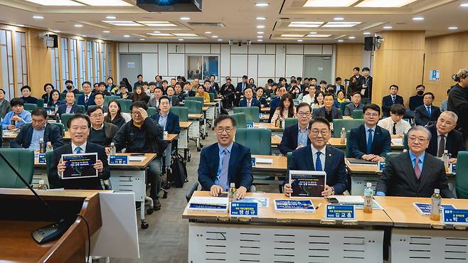 국회 국토교통위원장 맹성규 더불어민주당 의원, 국회 문화체육관광위원장 김교흥 민주당 의원, 국회 교육위원장 김영호 민주당 의원, 재정경제기획위원회 간사 정태호 민주당 의원 공동주최, 대한민국ESG위원회와 사단법인 ESG 파트너스 공동 주관으로 지난 6일 국회의원회관 제3세미나실에서 열린 ‘제2회 대한민국 공공기관 ESG 포럼’에서 최용관 대한민국ESG위원장(첫 줄 가운데)을 비롯한 참석자들이 기념 사진을 촬영하고 있다. [맹성규 더불어민주당 의원실 제공]