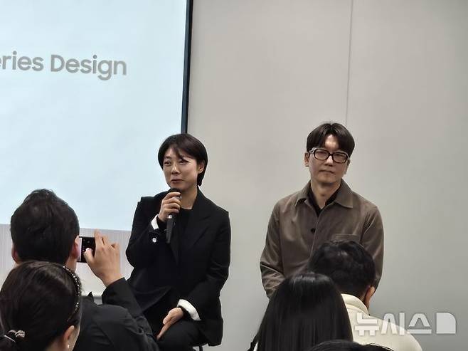 [서울=뉴시스]이지영 삼성전자 MX사업부 디자인팀 상무(왼쪽)와 송준용 삼성전자 MX사업부 디자인팀 그룹장이 9일 진행된 갤럭시 S26 시리즈와 갤럭시 버즈4 디자인 관련 미디어 브리핑에서 취재진의 질문에 답변하고 있다. (사진=윤현성 기자)