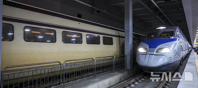 [서울=뉴시스] = KTX가 승강장으로 들어서는 모습. 이 사진은 기사와 무관합니다.(뉴시스DB)