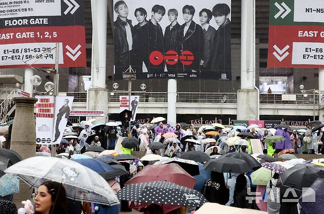[고양=뉴시스] 황준선 기자 = 9일 오후 그룹 BTS(방탄소년단)의 월드투어 공연이 열리는 경기 고양시 고양종합운동장이 팬들로 붐비고 있다. 2026.04.09. hwang@newsis.com