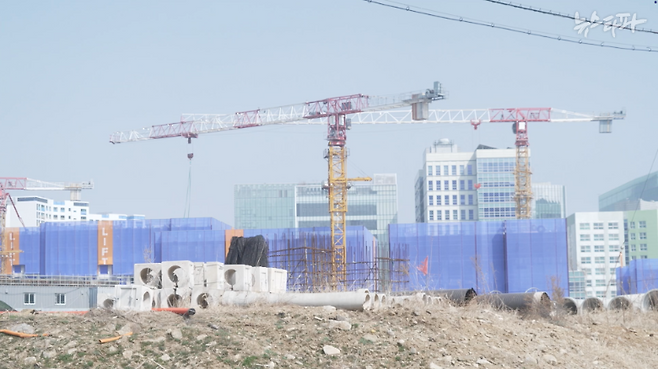 ▲ 성남금토1 공공주택지구 공사장 너머로 제2판교 테크노밸리가 보이는 모습. 이곳 주변으로 최근 성남금토2 공공주택지구 개발 계획이 발표됐다.&nbsp;&nbsp;