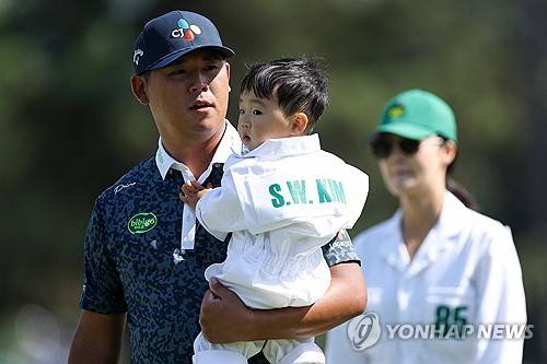 아내, 아들과 함께 파3 대회에 나온 김시우 [AFP=연합뉴스]