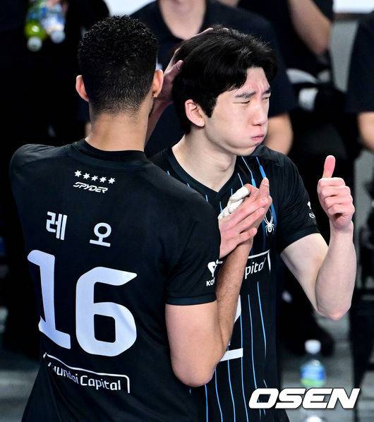 [OSEN=천안, 최규한 기자] 8일 천안 유관순체육관에서 ‘진에어 2025-26 V-리그’ 남자부 챔피언결정 4차전 현대캐피탈과 대한항공의 경기가 열렸다.시리즈 전적 2승 1패 우위를 점하고 있는 대한항공은 우승까지 1승만을 남겨뒀다. 3차전을 잡으며 반격에 나선 현대캐피탈은 승부를 최종 5차전까지 이어가려 한다.2세트, 현대캐피탈 허수봉이 득점을 올린 뒤 레오와 기뻐하고 있다. 2026.04.08 / dreamer@osen.co.kr