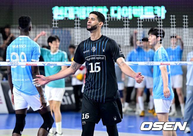 [OSEN=천안, 최규한 기자] 8일 천안 유관순체육관에서 ‘진에어 2025-26 V-리그’ 남자부 챔피언결정 4차전 현대캐피탈과 대한항공의 경기가 열렸다.이날 경기는 현대캐피탈이 세트 스코어 3-0(25-23 25-23 31-29)으로 승리하며 챔프전 2승 2패를 만들었다. 챔프 5차 최종전까지 가게 되었다.경기를 마치고 승리한 현대캐피탈 레오가 기뻐하고 있다. 2026.04.08 / dreamer@osen.co.kr