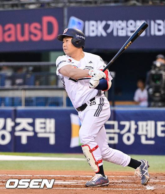 [OSEN=잠실, 박준형 기자] 8일 서울 잠실구장에서 '2026 신한 SOL Bank KBO리그' 두산 베어스와 키움 히어로즈의 경기가 열렸다. 1회말 1사 1루 두산 양의지가 1타점 적시 2루타를 날리고 있다. 2026.04.08 / soul1014@osen.co.kr