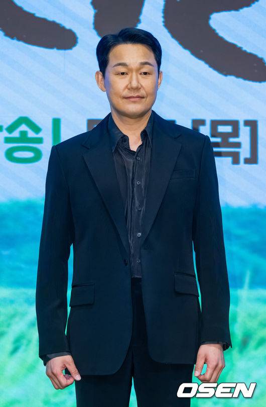 [OSEN=박준형 기자] 25일 오후 서울 신도림 디큐브시티 6층 더세인트 그랜드 볼룸 홀에서 KBS 2TV 새 미니시리즈 '심우면 연리리' 제작발표회가 진행됐다.미니시리즈 ‘심우면 연리리’(연출&nbsp;최연수&nbsp;/ 극본&nbsp;송정림,&nbsp;왕혜지&nbsp;/ 제작 심스토리)는 청정 살벌(?) 구역 ‘연리리’로 뚝 떨어진 찐 도시 가족 성태훈가(家)가 서울로 컴백하기 위해 고군분투하는 좌충우돌 가족 리부팅 힐링 드라마다.배우 박성웅이 포즈를 취하고 있다. 2025.03.25 / soul1014@osen.co.kr
