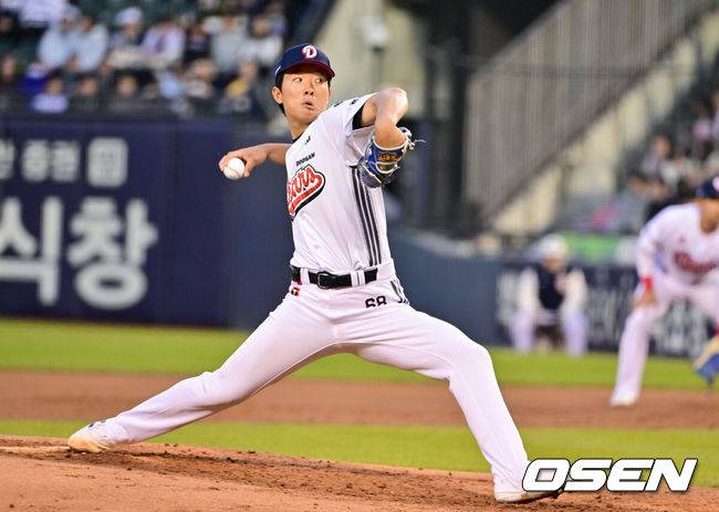 [OSEN=잠실, 박준형 기자] 8일 서울 잠실구장에서 '2026 신한 SOL Bank KBO리그' 두산 베어스와 키움 히어로즈의 경기가 열렸다.이날 두산은 최민석을, 키움은 정세영을 선발투수로 내세웠다.2회초 두산 선발투수 최민석이 역투하고 있다.   2026.04.08 / soul1014@osen.co.kr