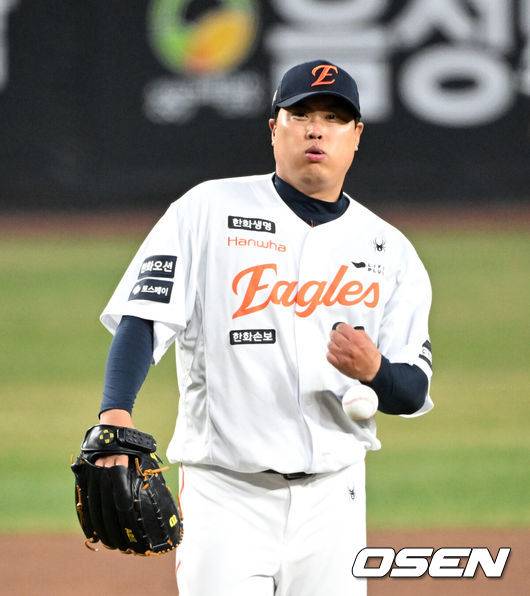 [OSEN=대전, 이대선 기자] 1일 대전 한화생명볼파크에서 2026 신한 SOL KBO리그 한화 이글스와 KT 위즈의 경기가 열렸다.이날 한화는 류현진, KT는 고영표를 선발로 내세웠다.1회초 무사에서 한화 선발투수 류현진이 볼 체인지를 요청하고 있다. 2026.04.01 /sunday@osen.co.krc