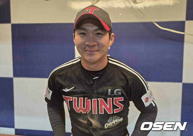 [OSEN=창원, 한용섭 기자] LG 트윈스 오지환이 8일 창원NC파크에서 NC 다이노스와 경기에서 승리한 후 8회 그라운드 홈런 상황을 이야기하며 웃고 있다. /orange@osen.co.kr