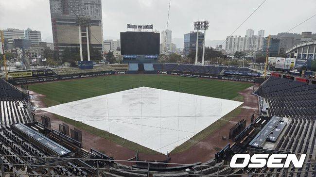 [OSEN=창원, 한용섭 기자] 9일 방수포가 덮혀 있는 창원 NC파크. /orange@osen.co.kr