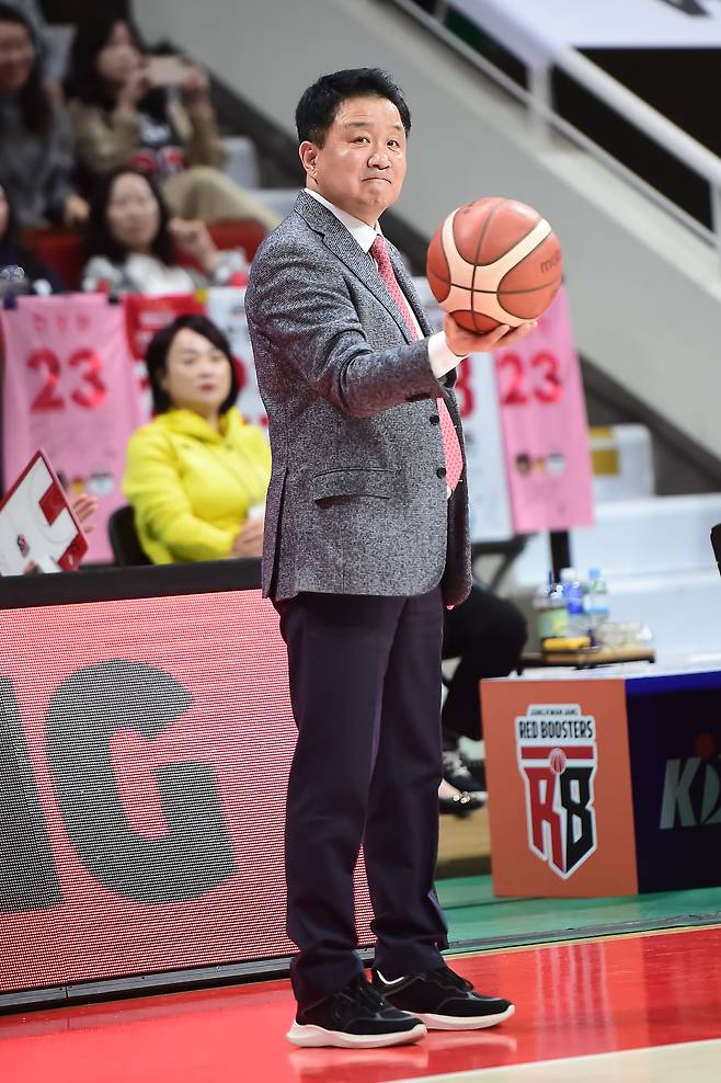 8일 안양종합운동장에서 열린 2025~2026 LG전자 프로농구 정규리그 최종전은 종료 직전 터진 주현우의 극적인 위닝샷에 힘입어 안양 정관장의 67-65 승리로 끝이 났다. 해당 사진은 정관장 유도훈 감독. KBL 제공