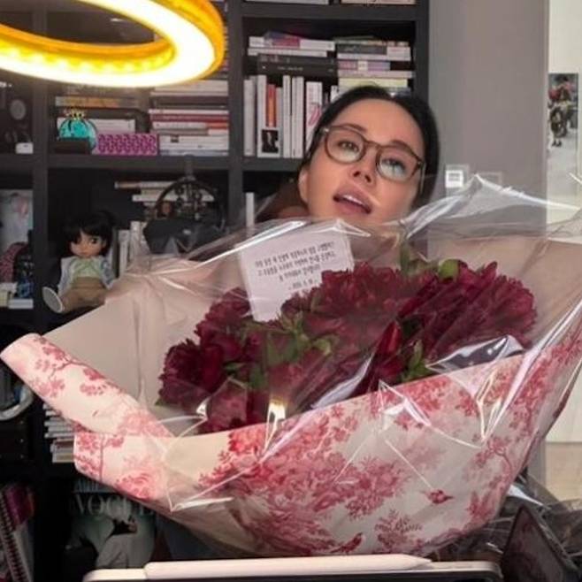 엄정화는 갑상선 수술 후 힘든 시간을 보낼 때 곁을 지켜준 주변 사람들에게 고마운 마음을 전했다. 엄정화 SNS 캡처