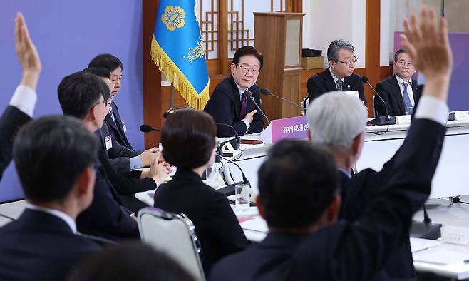 열띤 질문 9일 청와대에서 열린 국민경제자문회의 1차 전체 회의에서 참석자들이 질문을 하기 위해 손을 들고 있다. 이재명 대통령은 취임 후 처음 주재한 이번 회의에서 대한민국이 마주한 경제 상황을 두고 “위기이지만 또 한편으로는 기회이기도 하다”며 경제 체제를 근본적으로 바꿔나가야 한다고 강조했다. 청와대사진기자단