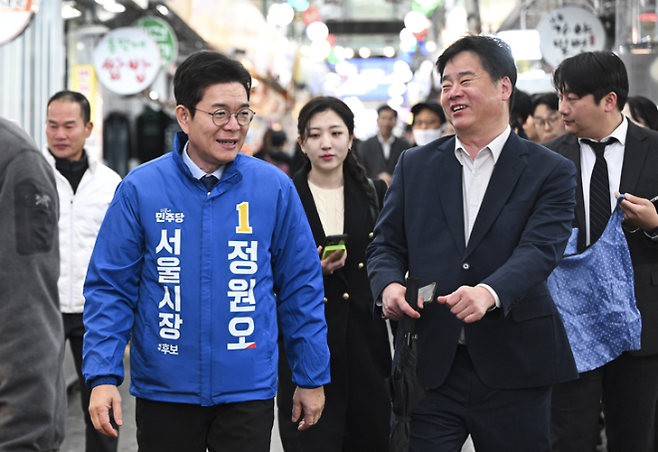 정원오 더불어민주당 서울시장 예비후보가 9일 서울 중랑구 동원시장을 방문해 상인들과 인사하고 있다. 이지훈 기자