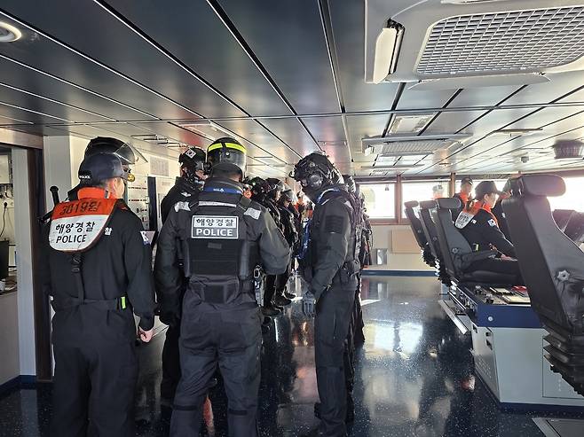 이달 6일 서해 소청도 남서방 40해리 해상을 항해중인 해양경찰 3019함 특수기동대가 훈련 현장 투입에 앞서 지시사항을 하달받고 있다. 소청도=황동건 기자