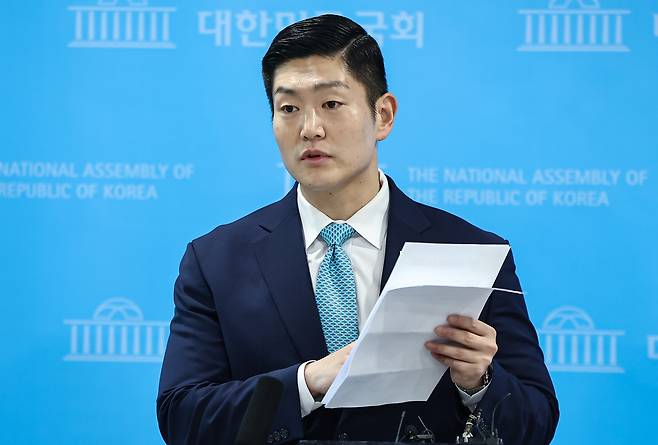김재섭 국민의힘 의원이 지난달 31일 서울 여의도 소통관에서 정원오 더불어민주당 서울시장 예비후보 의혹 관련 기자회견 후 백브리핑을 하고 있다.뉴스1