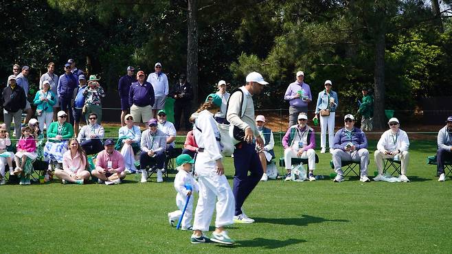 스코티 셰플러가 아내, 그리고 두 아이와 함께 8일(현지 시간) 미국 조지아주 오거스타 내셔널GC 옆 코스에서 열린 마스터스 파3 콘테스트를 함께하고 있다. 오거스타=양준호 기자