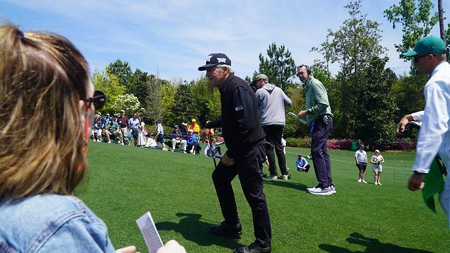 91세의 ‘전설’ 게리 플레이어가 8일(현지 시간) 미국 조지아주 오거스타 내셔널GC 옆 코스에서 열린 마스터스 파3 콘테스트 중 관람객들에게 인사를 건네고 있다. 오거스타=양준호 기자