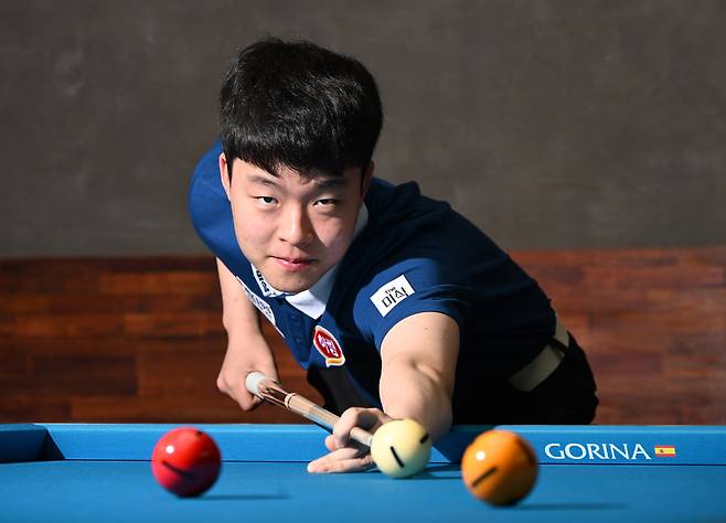 김영원이 자신의 개인 연습실에서 포즈를 취하고 있다. 프로 첫 우승 뒤 의미 있는 일에 상금을 쓰기로 아버지와 상의해 연습실을 마련했다. 성형주 기자