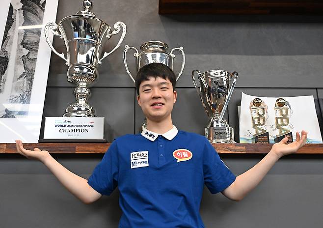 김영원의 연습실에는 4대의 당구 테이블과 PBA 투어 우승 트로피, 멘탈 관련 도서 등이 갖춰져 있다. 성형주 기자