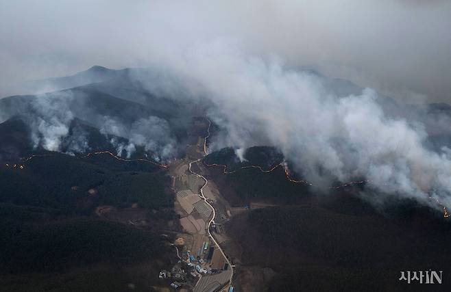 지난해 3월24일 경북 의성군 단촌면 일대 야산에서 산불이 번지고 있다. 3월22일 시작된 산불은 3월28일까지 이어졌다. ⓒ시사IN 이명익