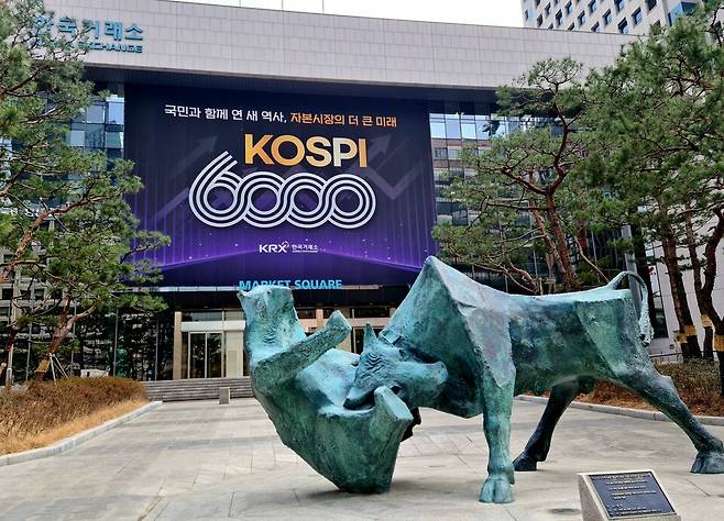 한국거래소는 12월 결산 상장법인의 2025사업연도 사업보고서 제출을 마감한 결과 상장폐지 사유 발생 기업 수는 총 54개사였다고 9일 밝혔다. 사진은 한국거래소 건물 전경 ⓒ연합뉴스