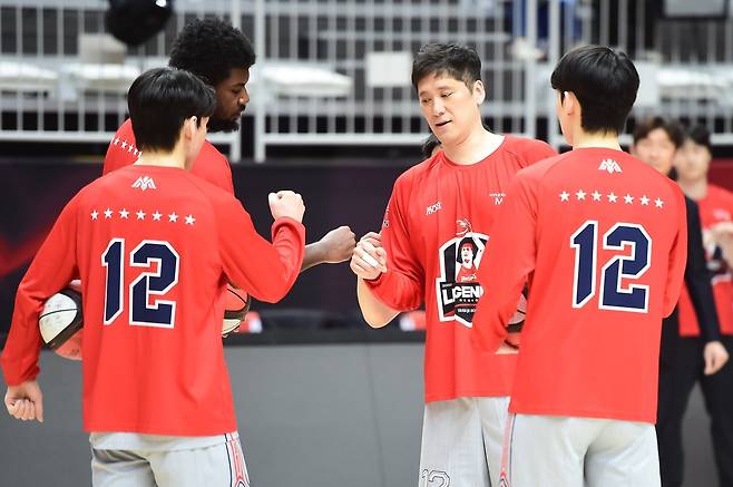 현대모비스 함지훈(오른쪽 두 번째)은 8일 LG와 홈경기를 끝으로 18시즌간 이어왔던 선수 생활에 마침표를 찍는다. 사진제공｜KBL