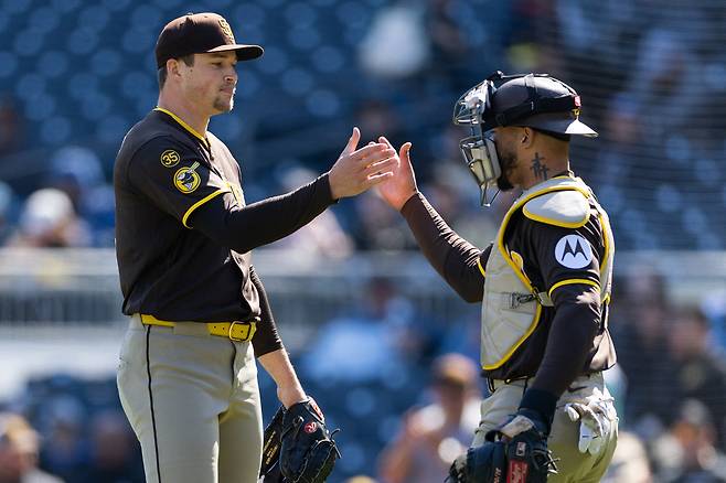 메이슨 밀러(왼쪽)가 9일 미국 펜실베이니아주 피츠버그의 PNC파크에서 열린 피츠버그 파이리츠와 2026 메이저리그 정규리그 원정 경기에서 경기를 마무리한 뒤 포수와 하이파이브하고 있다. 피츠버그 | Imagn Images연합뉴스