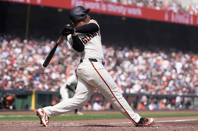 라파엘 데버스가 9일 미국 캘리포니아주 샌프란시스코의 오라클 파크에서 열린 필라델피아 필리스와 2026 메이저리그 정규리그 홈경기에서 6회말 선제 스리런홈런을 치고 있다.  샌프란시스코 | AP연합뉴스