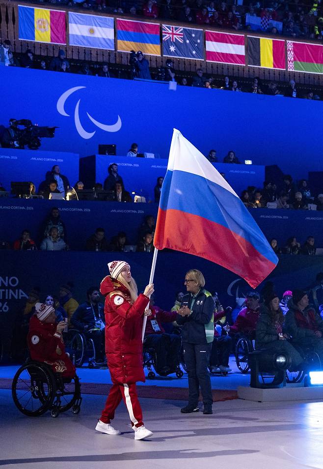 2026 밀라노-코르티나담페초 동계 패럴림픽 폐막식이 열린 지난 3월 15일 이탈리아 코르티나 컬링 올림픽 스타디움에서 러시아의 바르바라 보론치키나가 자국 국기를 들고 입장하고 있다. EPA