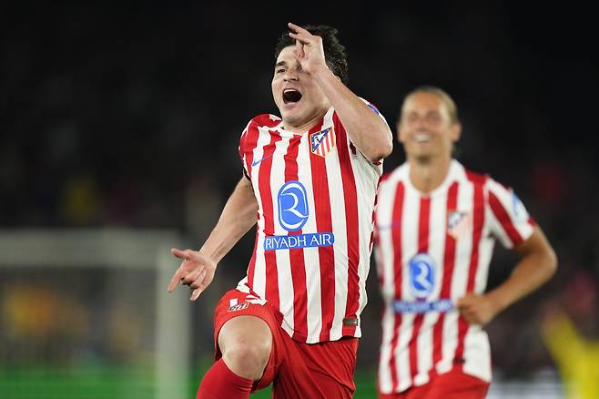 훌리안 알바레스가 9일 스페인 바르셀로나 캄노우에서 열린 바르셀로나와 2025~2026 유럽축구연맹 챔피언스리그 8강 1차전에서 선제골을 넣은 뒤 환호하고 있다.  바르셀로나 | EPA연합뉴스