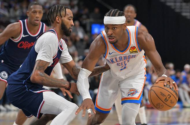 오클라호마시티 샤이 길저스 알렉산더가 9일 LA 클리퍼스전에서 데릭 존스 주니어의 수비를 뚫고 돌파하고 있다. Imagn Images연합뉴스