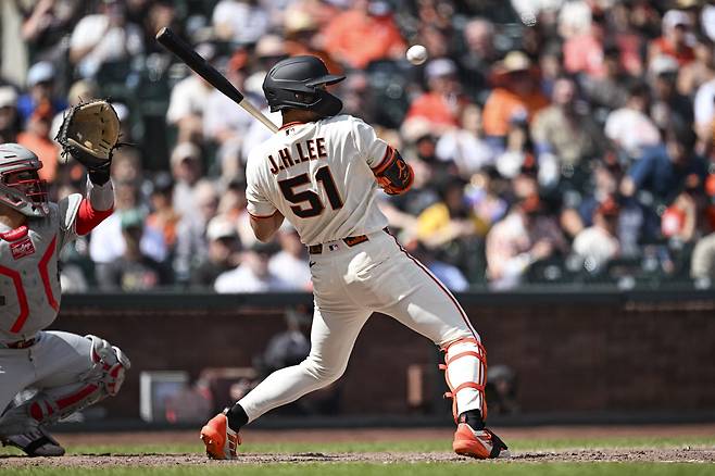 샌프란시스코 이정후가 9일 필라델피아전 8회말 타석에서 투수의 몸쪽 높은 공을 피하고 있다. Imagn Images연합뉴스