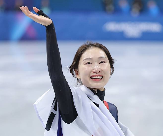 최민정이 지난 2월 밀라노ㆍ코르티나담페초 동계올림픽 쇼트트랙 여자 1500m 결승에서 은메달을 획득한 뒤 태극기를 들고 트랙을 돌고 있다.  연합뉴스