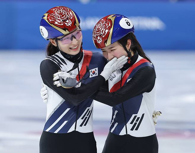 최민정이 지난 2월 밀라노ㆍ코르티나담페초 동계올림픽 쇼트트랙 여자 1500m 결승에서 은메달을 획득한 뒤 금메달을 딴 김길리를 축하해주고 있다. 연합뉴스