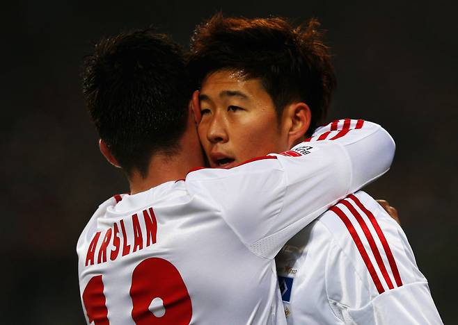 2012년 함부르크 시절 손흥민이 마인츠전에서 골을 넣고 아슬란과 포옹하고 있다. Getty Images코리아