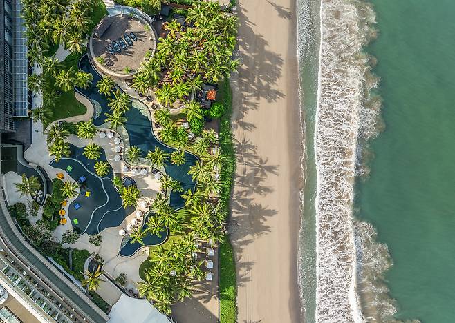 논을 모티브로 설계한 웻 인피니티 풀 전경. 사진제공|팜투어