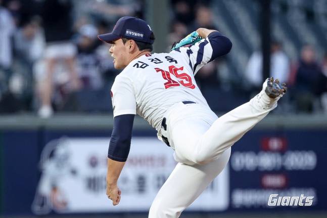 롯데 김진욱이 8일 부산 사직야구장에서 열린 2026 신한 SOL KBO리그 정규시즌 KT와 홈경기에서 역투하고 있다. /사진=롯데 자이언츠 제공